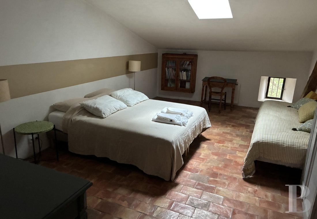 Dans le Luberon, en bordure de Lourmarin, une bâtisse du 17e siècle tout en lumière et en espace - photo  n°15